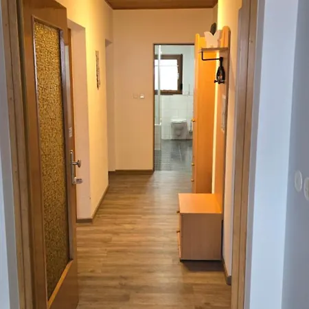 Burg Mit Badewanne Und Balkon 公寓